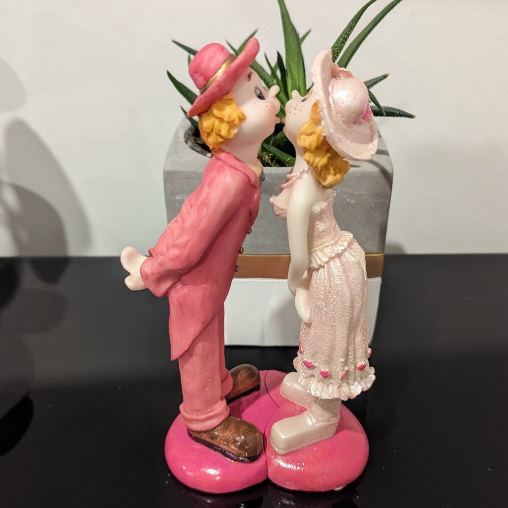 Sabre Kissing Statues